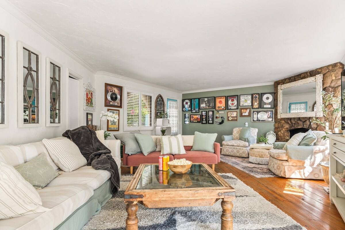 Amplia sala de estar con un sofá cama.