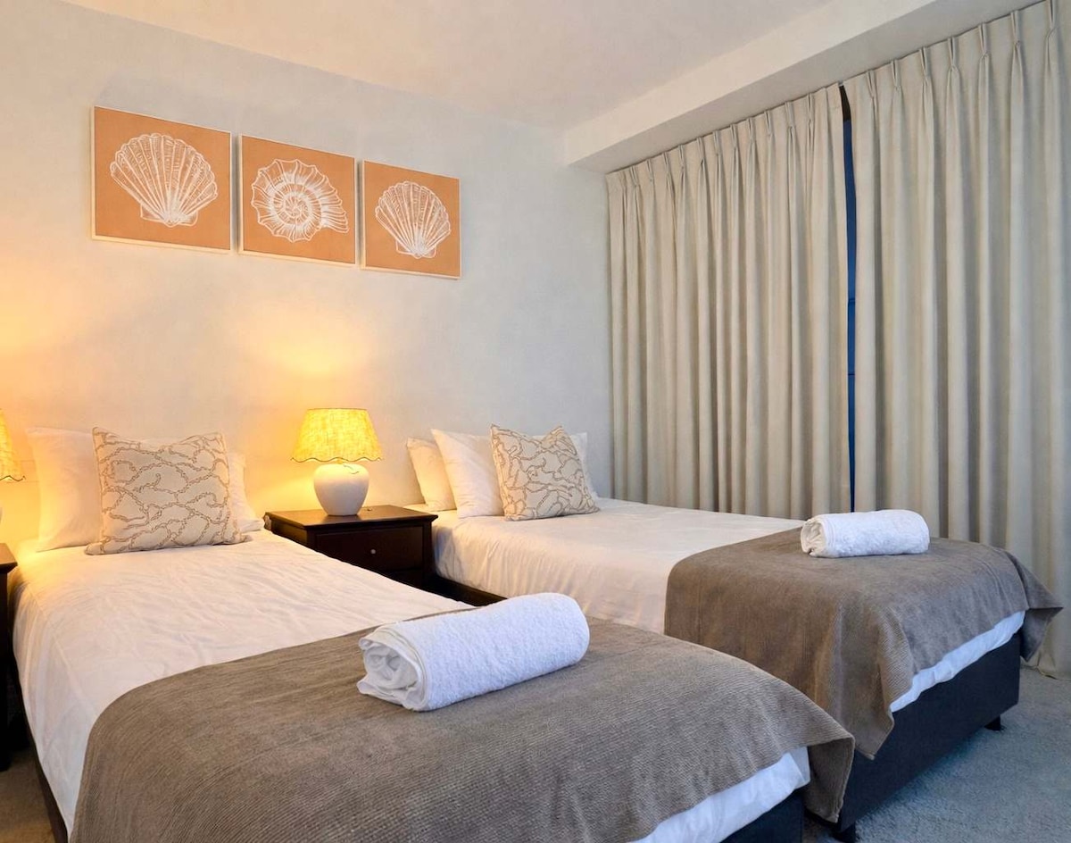 第二间卧室配有2张舒适的单人床