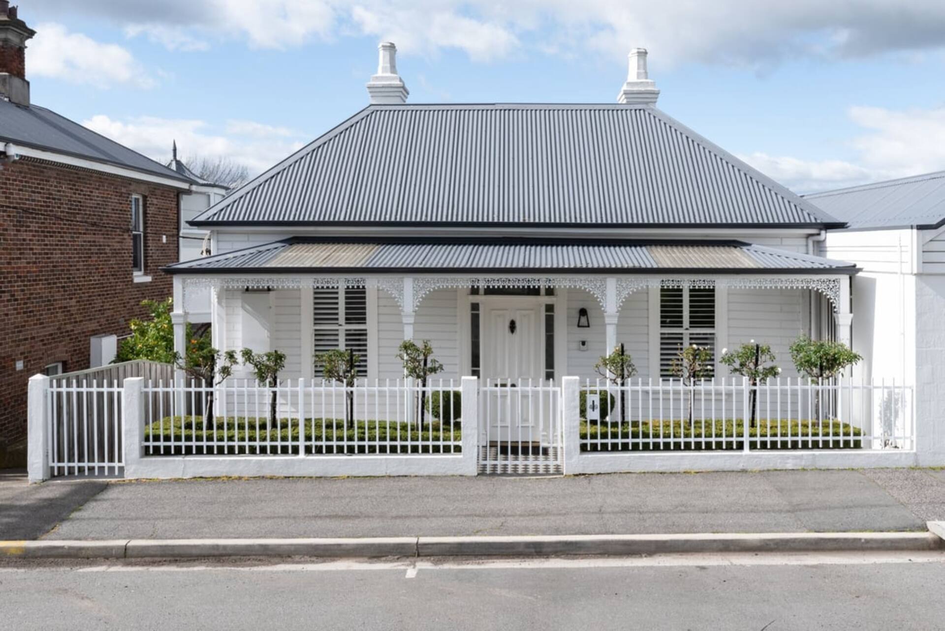 East Launceston Home • Sleeps 11 • City Views