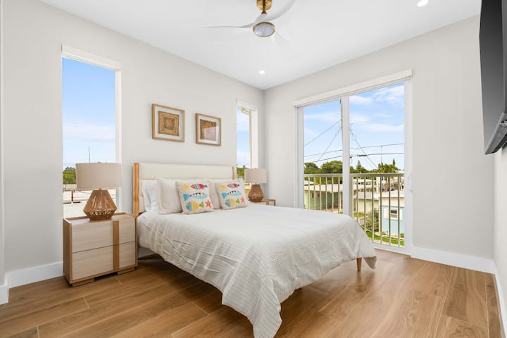 გაიღვიძეთ ფლორიდა‑კისის მზიან სინათლეზე ამ მშვიდ საძინებელში, რომელსაც მყარი ხის იატაკი აქვს და სანაპიროს ნიავი სუნთქავს.