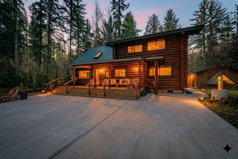 Riverfront retreat with sauna & hot tub 3B2Ba