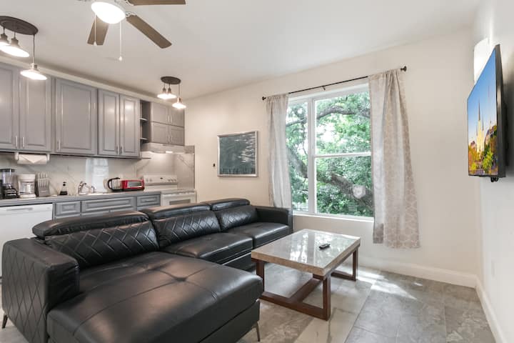 Modern 4-bedroom Urban Oasis Near French Quarter - New Orleans, LA