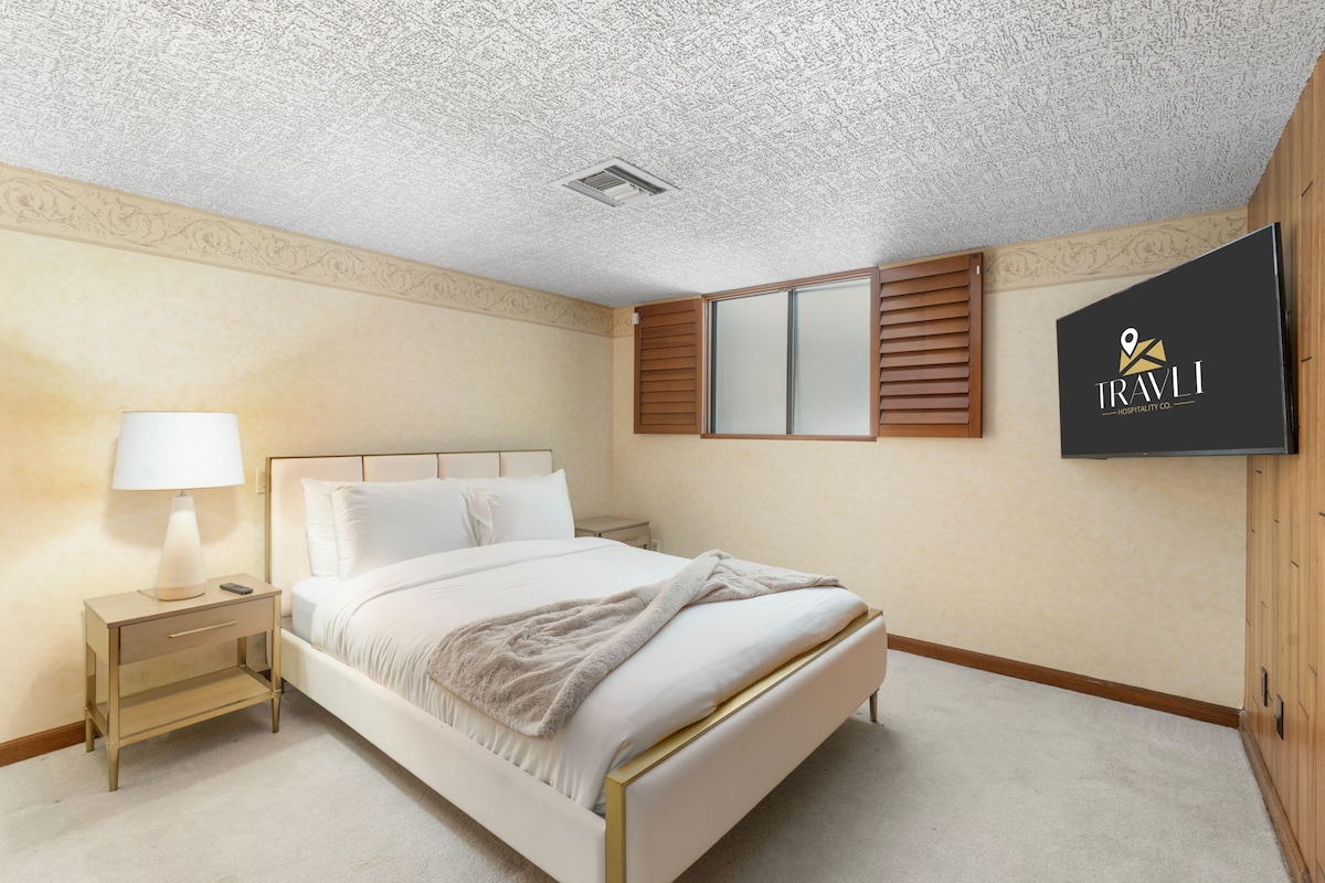 غرفة نوم "ربع الخادمات" في الطابق الرئيسي مع سرير كوين وتلفزيون ذكي وحمام داخلي