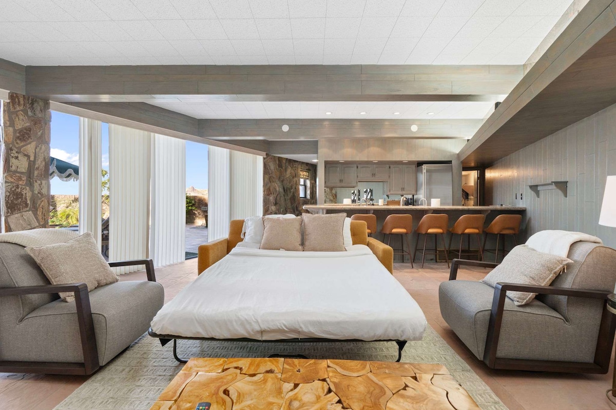 أريكة نوم بحجم كوين في بيت حمام السباحة