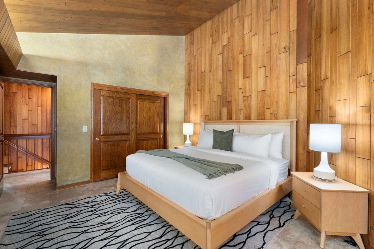 جناح ضيوف بسريرين كينج وبياضات فندقية عالية الجودة وتلفزيون ذكي وإطلالات على الحديقة.