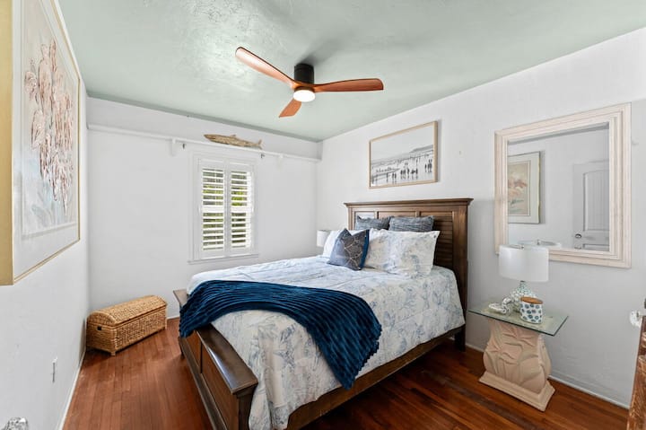 تحتوي غرفة نوم الضيوف 2 على سرير فخم بحجم كوين