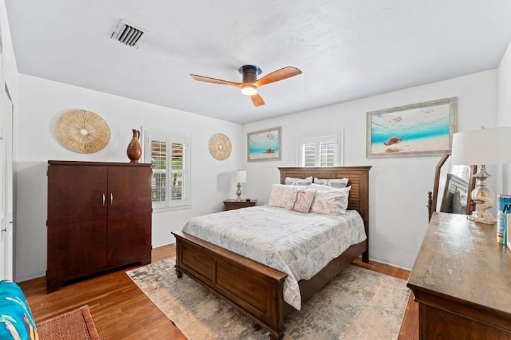 تحتوي غرفة نوم الضيوف 1 على سرير فخم بحجم كوين