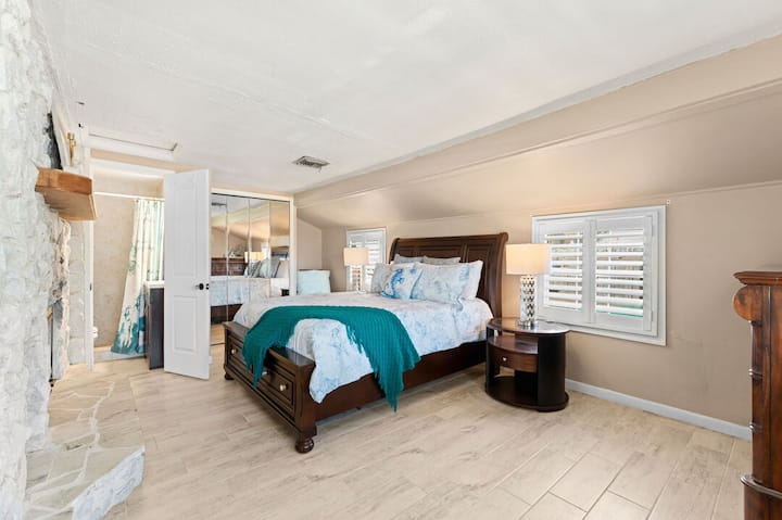 تحتوي غرفة النوم الرئيسية على سرير كبير بحجم كوين