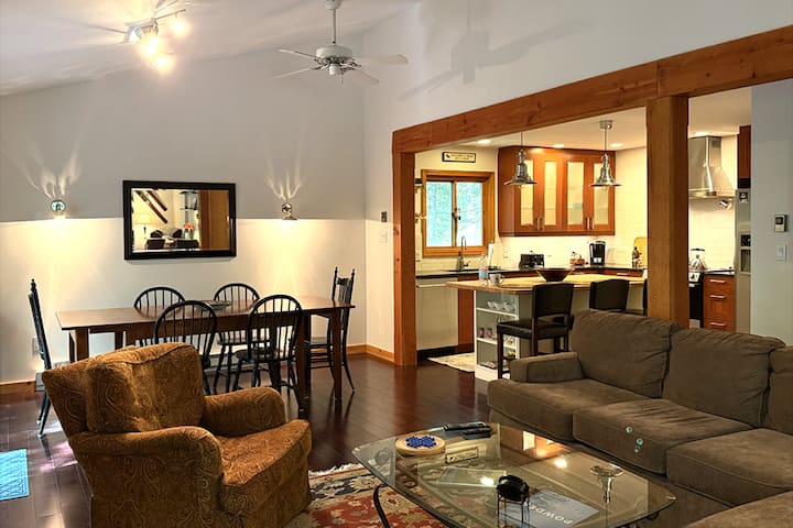 Updated Chalet- Minutes To Mt Snow, Golf, Hot Tub - Wilmington, VT