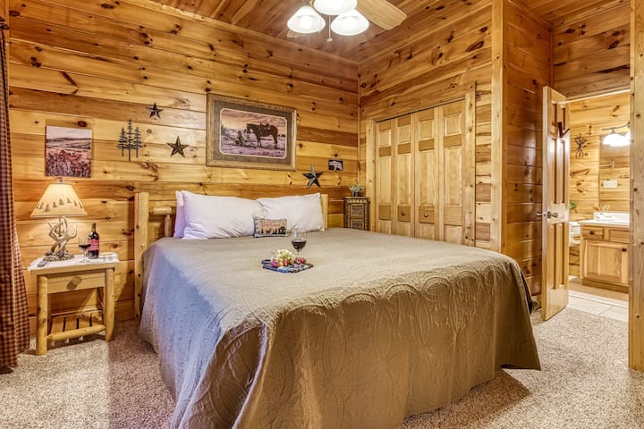 Насладете се на удобството на самостоятелна баня в спалнята с голямо двойно легло на долното ниво.