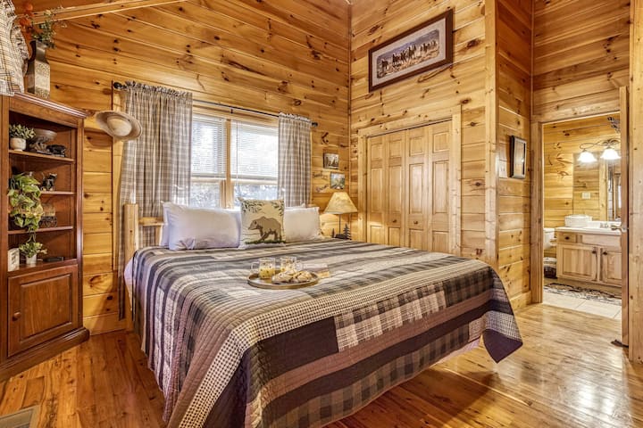 Оттеглете се в апартамента с голямо двойно легло на горния етаж с плюшени спално бельо, топъл дървен декор и самостоятелна баня.