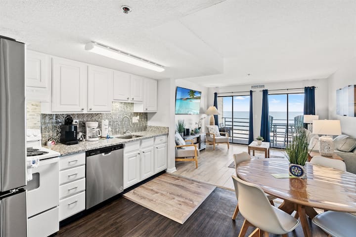 סלון על שפת הים עם מרפסת וספה נפתחת