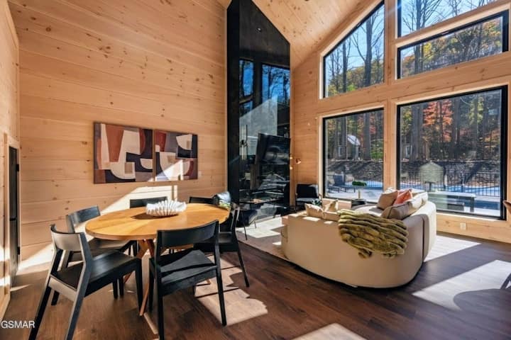 Picklebal~Pool~Hottub~Sauna~Pets~Games~Firepit