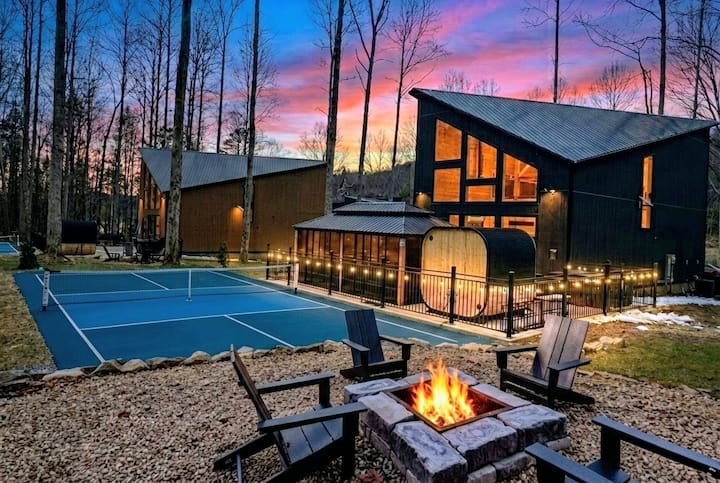 Picklebal~Pool~Hottub~Sauna~Pets~Games~Firepit