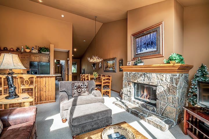 1 Block From Downtown Breck, Hot Tub, Garage - Breckenridge, CO
