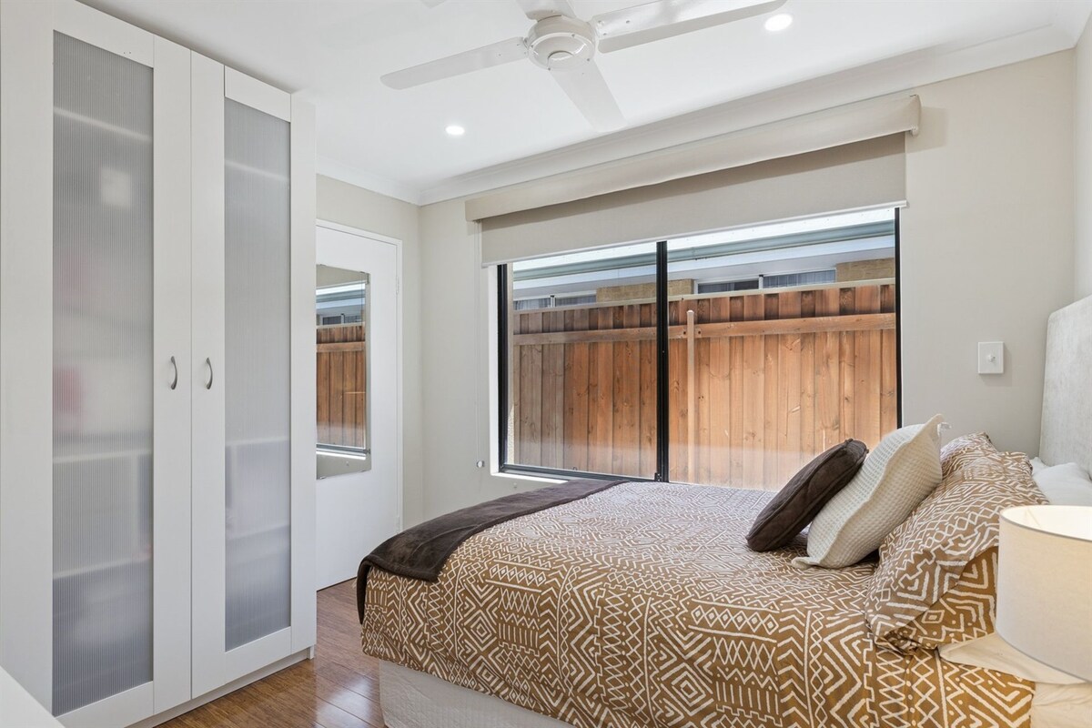 Kitanda cha ukubwa wa mara mbili chenye nafasi kubwa ya kuhifadhi vitu