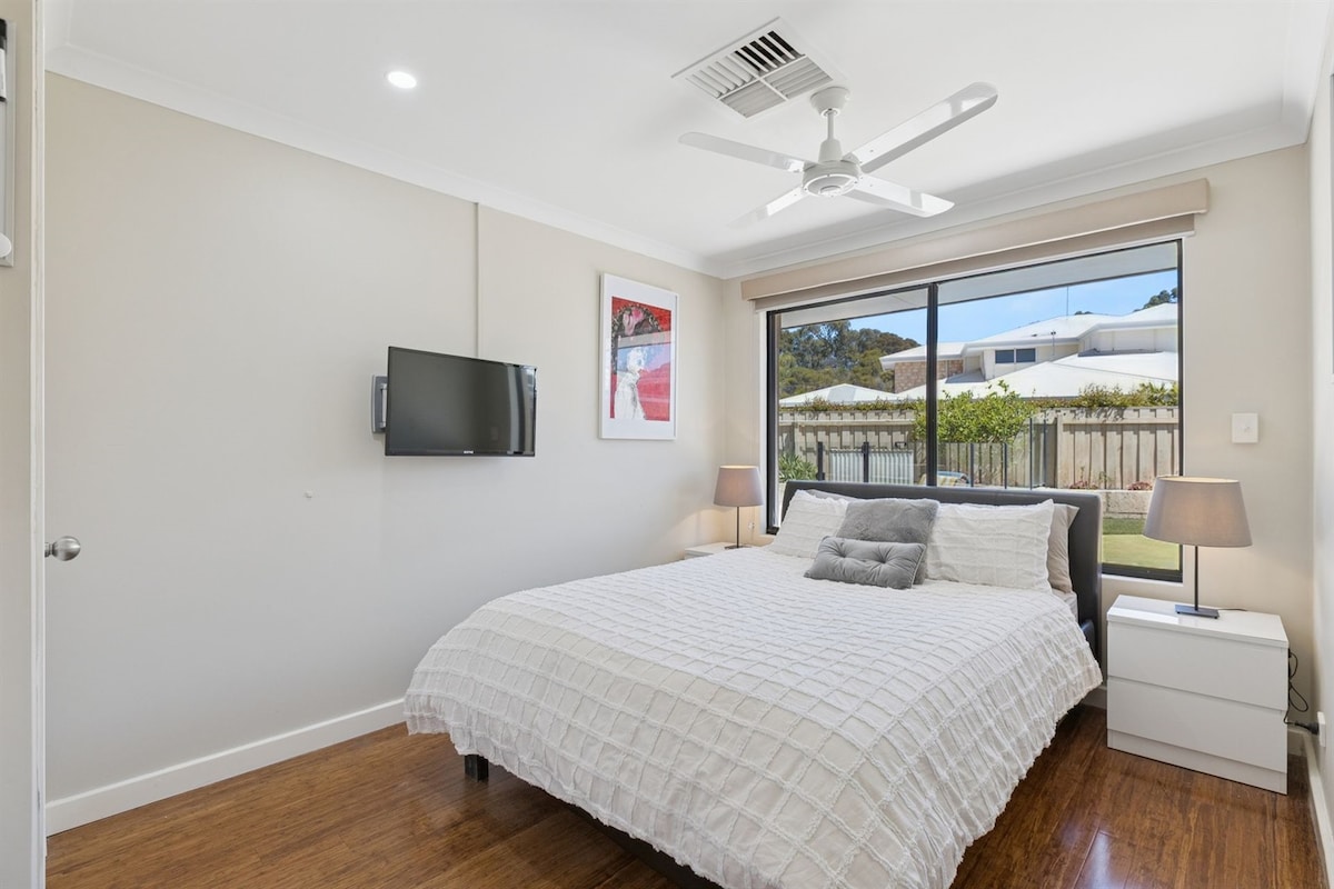 Chumba cha kulala cha 2 chenye kitanda cha ukubwa wa kawaida, runinga na feni ya dari