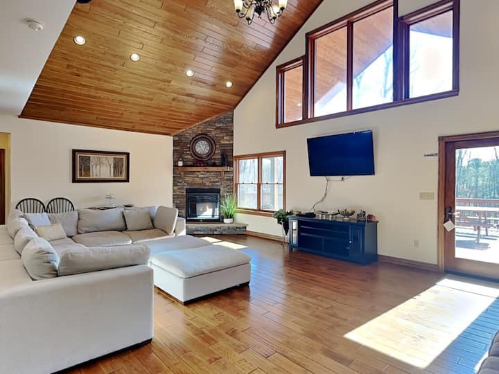 Bear Foot Cove | Private Dock, Hot Tub, Fire Pit - Oakland, MD