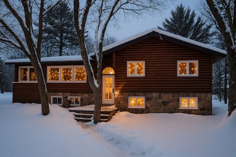 6 Bedroom Lakefront Main House in Sand Bay