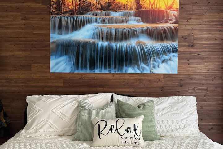 Спална соба 1: опуштете се во спокојство во овој апартман со брачен кревет (широк 180 – 200 см), пријатен камин, паметен телевизор и бања инспирирана од спа. Уметничкиот водопад го поставува тонот за целосна релаксација.