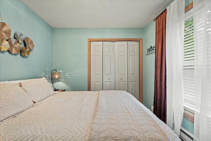 Спална соба 3: смирувачко прибежиште со удобен брачен кревет (широк 150 – 179 см) и меко осветлување. Бледосините ѕидови и неутралните тонови создаваат спокојна, мирна атмосфера.