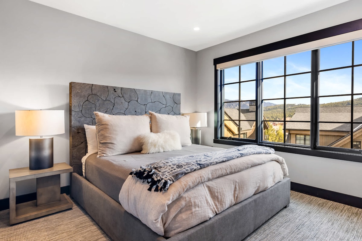 ห้องนอน 4 (ชั้นบน): เตียงคิงไซส์ ห้องน้ำอยู่ด้านนอกห้อง