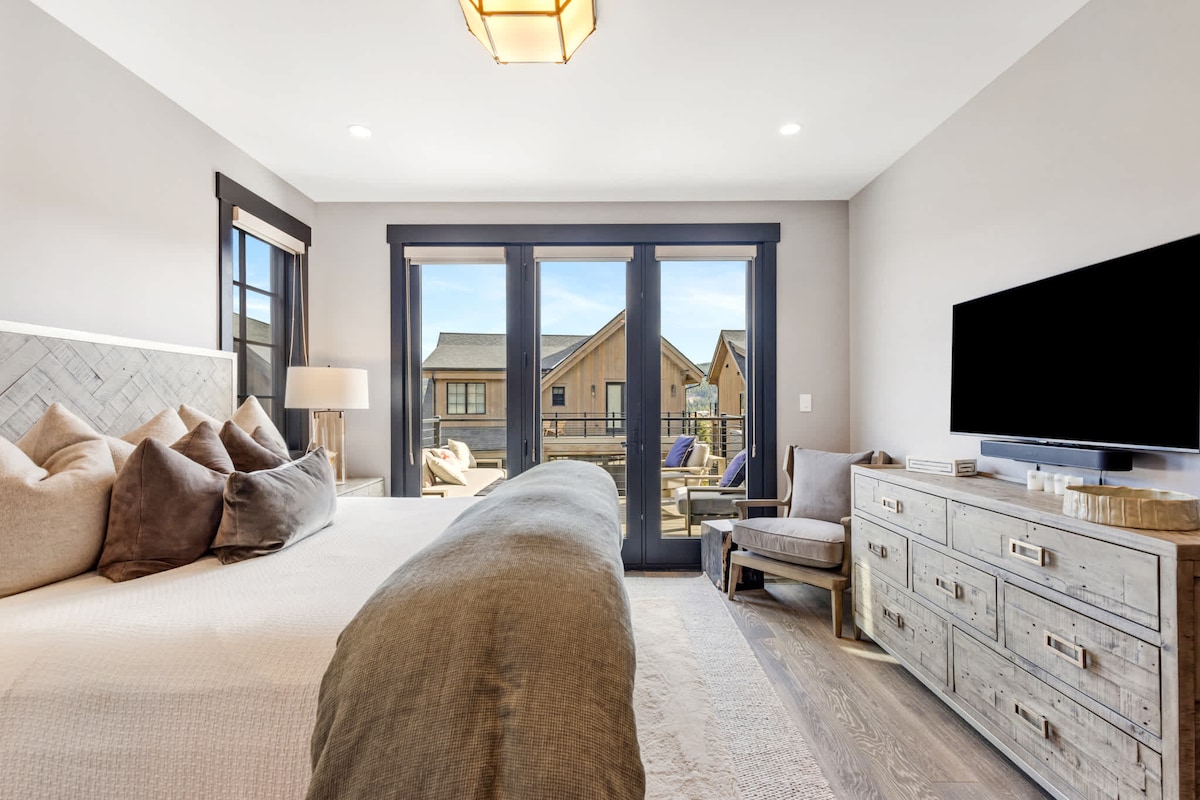 ห้องนอน 1 (ชั้นหลัก): เตียงคิงไซส์ สมาร์ททีวี การเข้าถึงลานระเบียงส่วนตัว ห้องน้ำในตัว