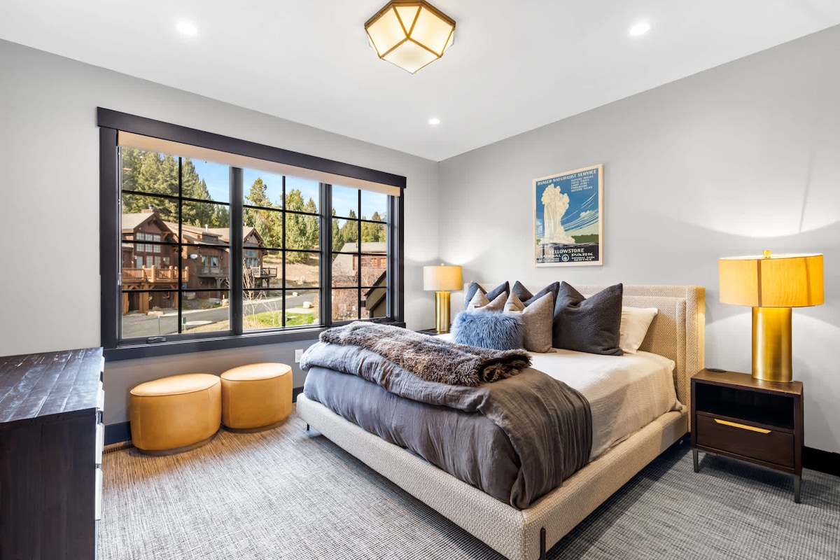 ห้องนอน 5 (ชั้นบน): เตียงคิงไซส์ ห้องน้ำในตัว