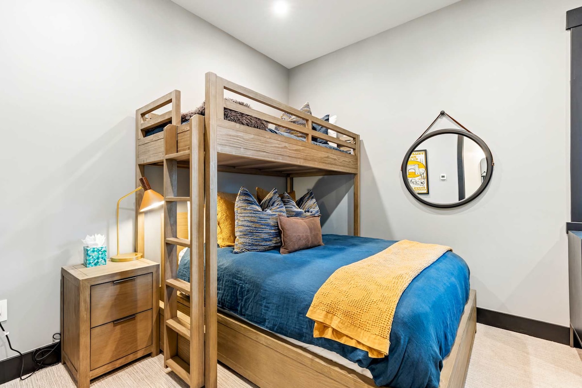 ห้องนอน 3 (ชั้นล่าง): เตียงควีนไซส์สองชั้น ห้องน้ำในตัว
