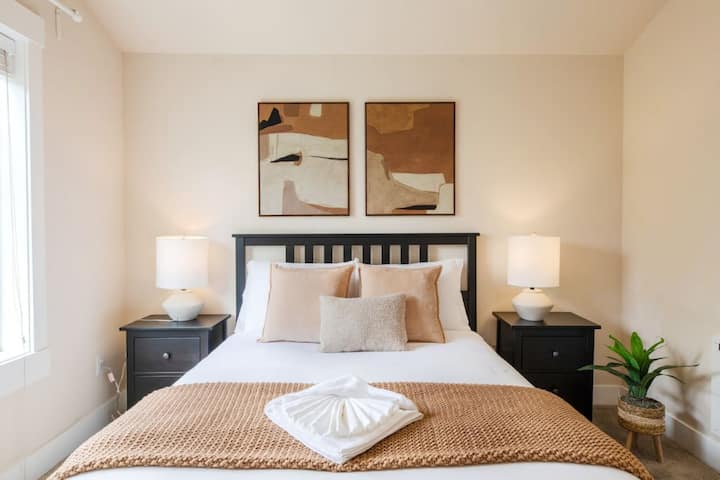 U ovoj prozračnoj i lijepo uređenoj spavaćoj sobi udobnost se spaja sa stilom