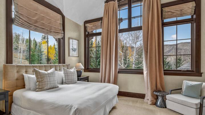 Recámara 3, nivel superior - Recámara con cama king y ventanas altas