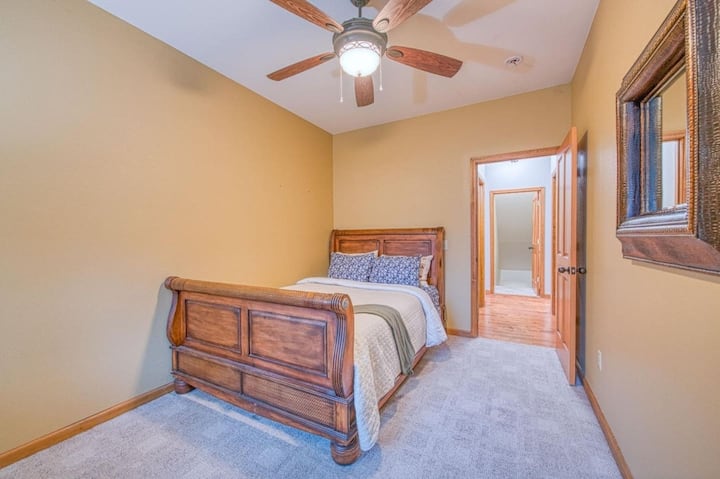 غرفة نوم 3 مع سرير بحجم كوين (المستوى الرئيسي)