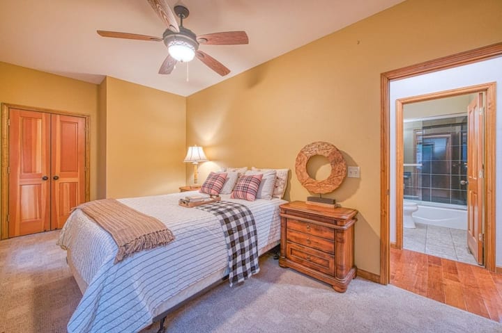 غرفة نوم 2 مع سرير بحجم كوين (المستوى الرئيسي)