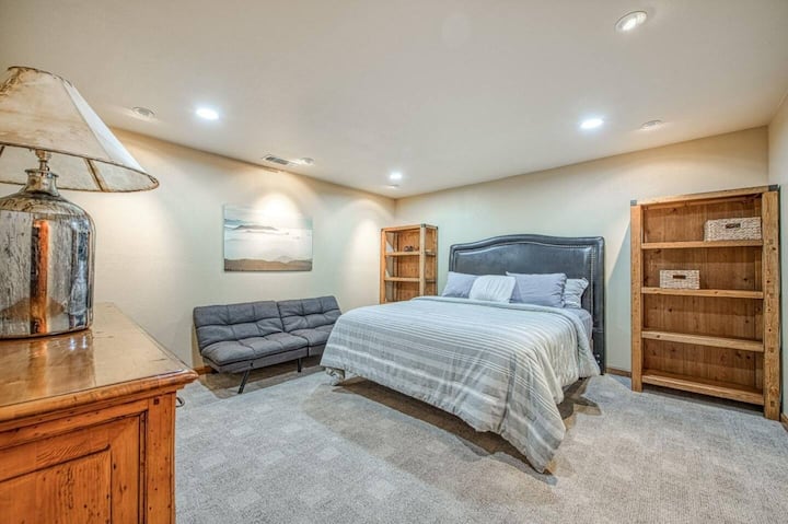 تقع غرفة النوم رقم 4 في الطابق السفلي مع سرير بمقاس كينج. يتوفر أريكة إذا كانت هناك حاجة إلى مساحة نوم إضافية.