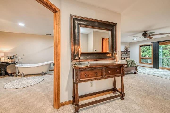 غرفة النوم الرئيسية (الطابق العلوي)