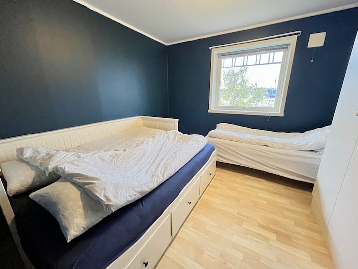 ห้องนอนพร้อมเตียงคู่ 150x200 ซม. และเตียงเดี่ยว 80x190 ซม.