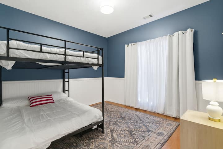 Очарователна стая с двуетажно легло и игриви детайли за семейства, пътуващи заедно.