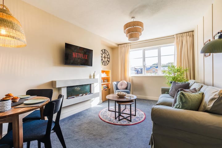 Penthouse Suite | Quiet Central Escape | Sleeps 4 - Scarborough