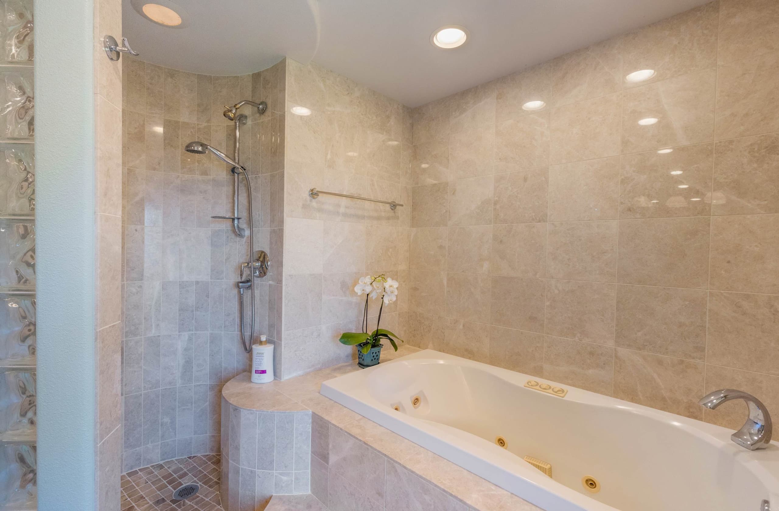 Condo in Lahaina · ★4.33 · 2 bedrooms · 2 beds · 2.5 baths - Image 27