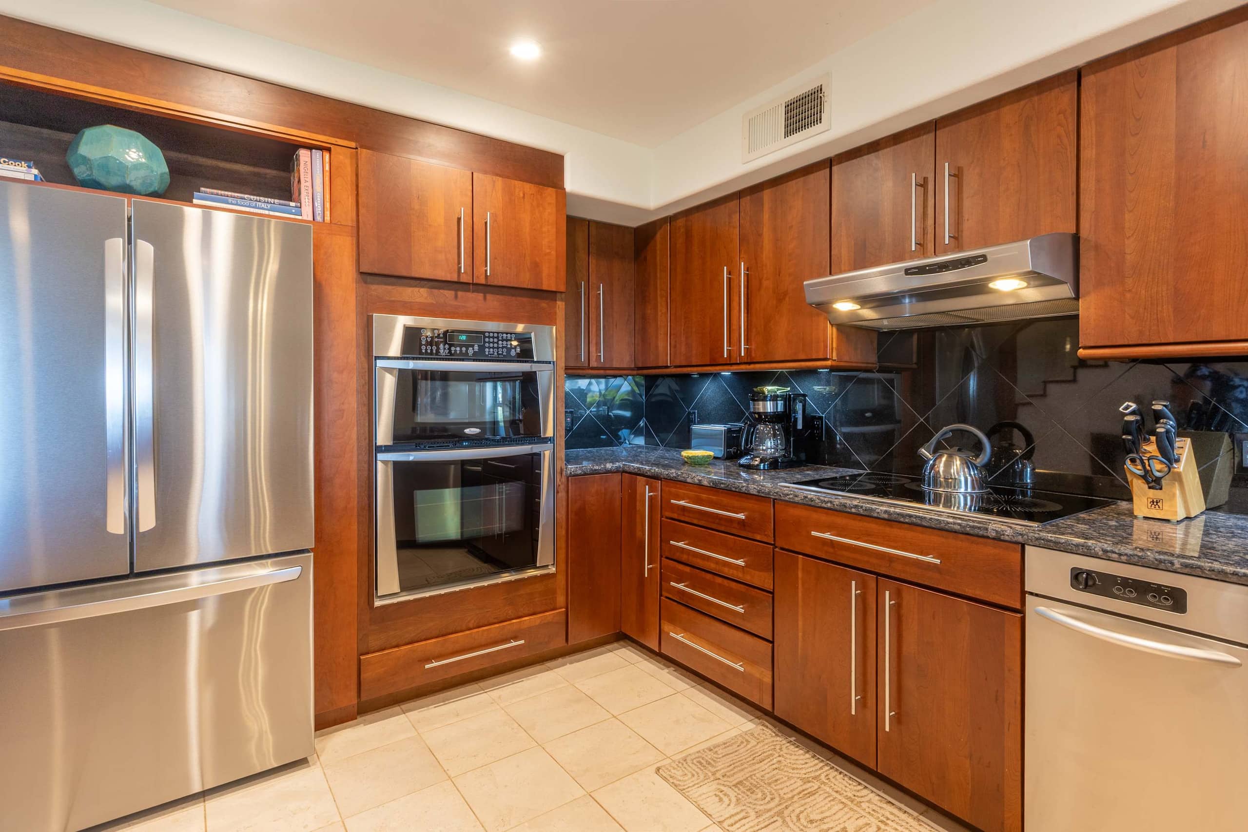 Condo in Lahaina · ★4.33 · 2 bedrooms · 2 beds · 2.5 baths - Image 11