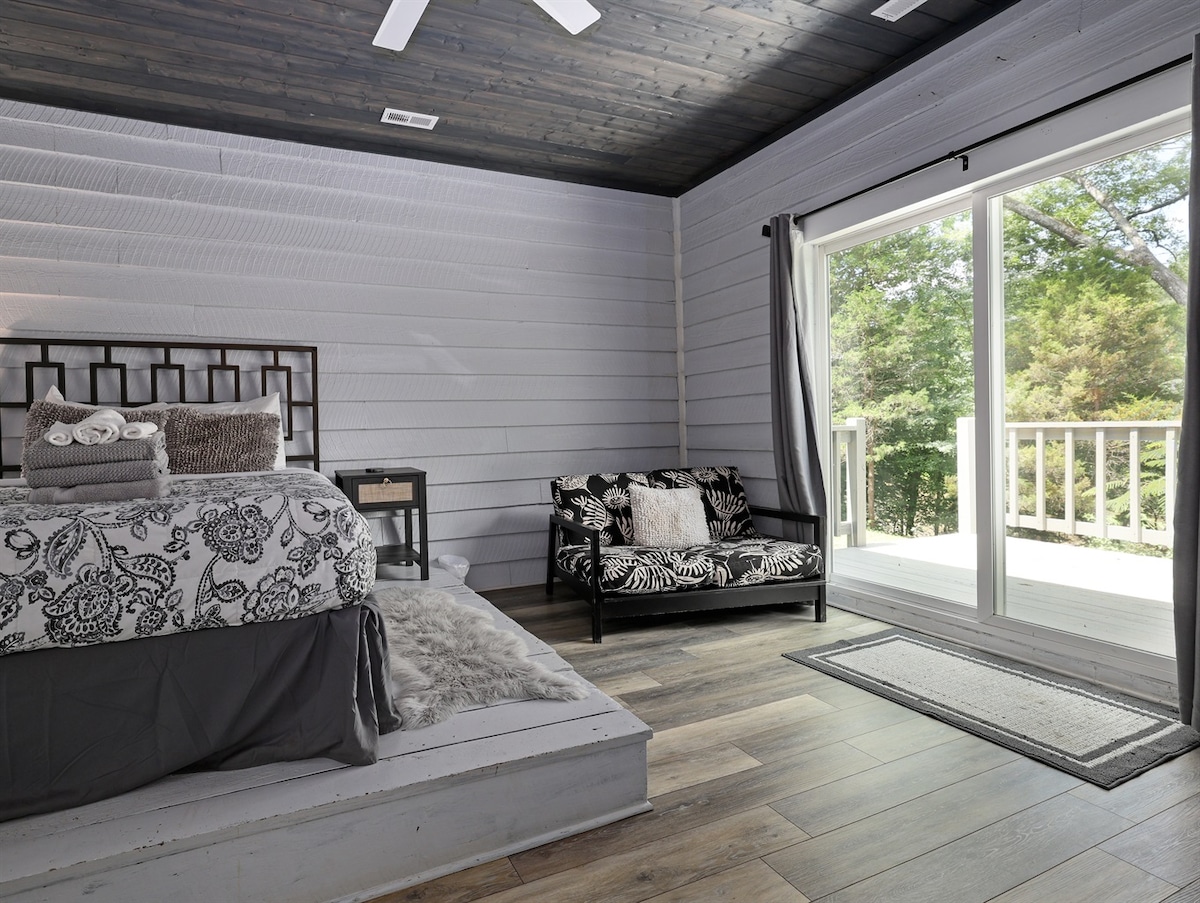 חדר שינה 1 עם מיטת קווין סייז, גישה למרפסת וחדר רחצה צמוד