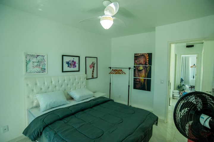 غرفة مع مروحة لليالي ممتعة وجيدة التهوية