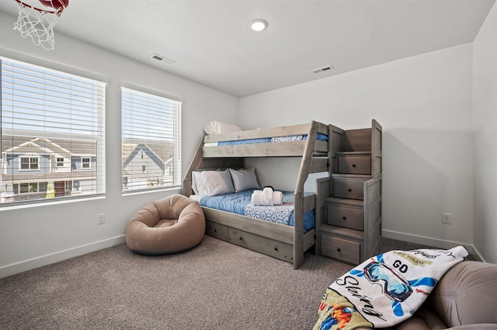 Deze lichte en vrolijke slaapkamer met stapelbedden heeft een stapelbed met twee volledige bedden, een hoepel schietspel, grote ramen en verzonken verlichting - ideaal voor jongere gasten of de jongeren van hart.