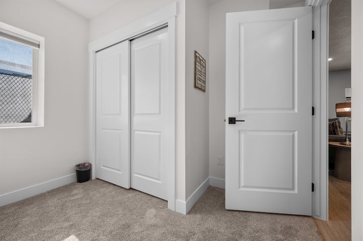 Ruime slaapkamer met dubbele kast en natuurlijk licht.