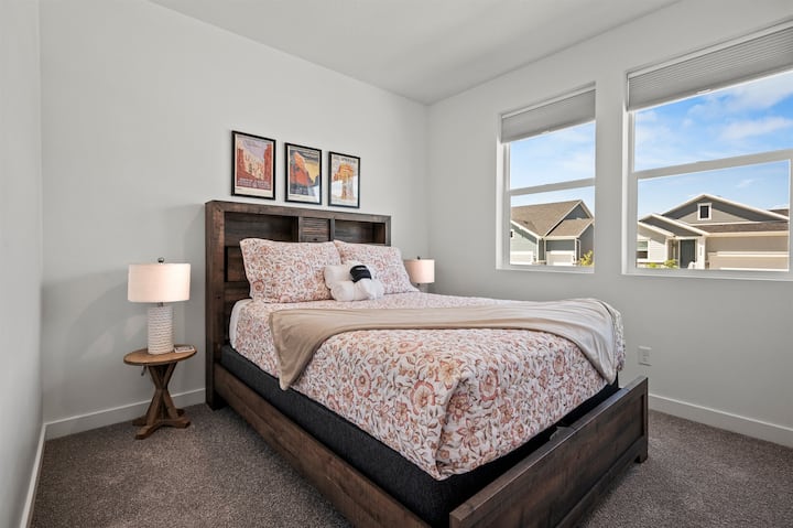 Lichte en gezellige slaapkamer op de begane grond met een queensize bed en zachte kussens.