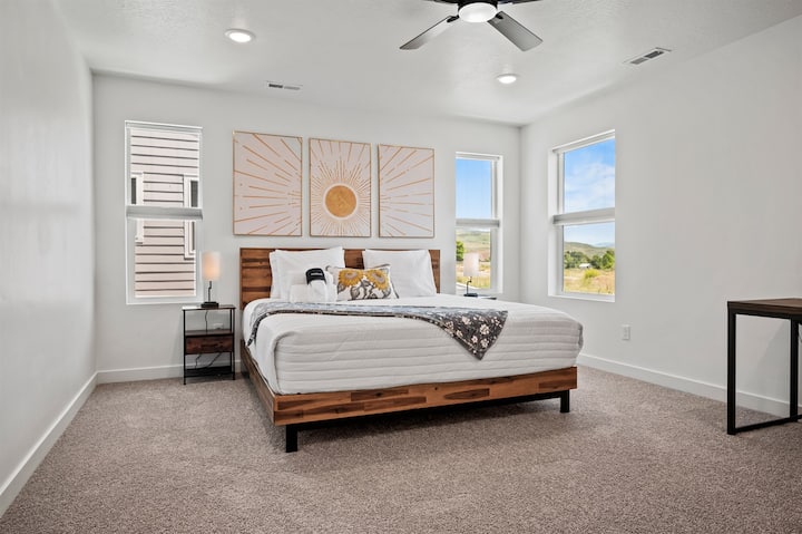 Strek je uit in de ruime hoofdslaapkamer boven, compleet met een kingsize bed en luxe beddengoed.