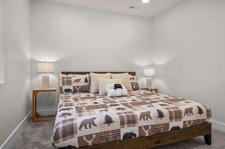 Word fris wakker in deze lichte en rustige primaire suite.