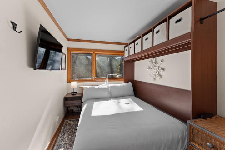 El tercer dormitorio cuenta con una cama tamaño queen Murphy y TV. 
