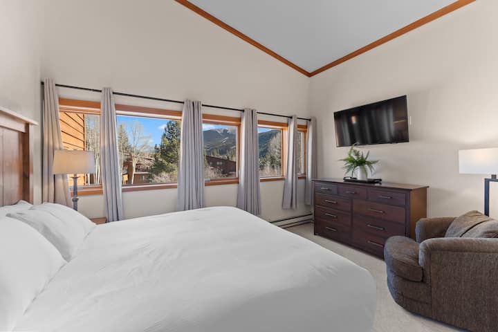 El segundo dormitorio cuenta con una cama tamaño king y TV. 