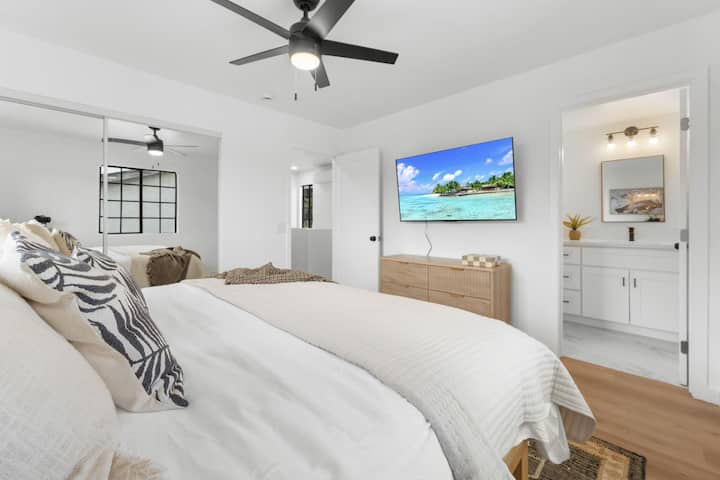 Oddýchnite si v tejto štýlovej spálni s manželskou posteľou, inteligentnou televíziou a vlastnou kúpeľňou. Toto ideálne útočisko v Crown Point Airbnb je navrhnuté pre pohodlie a pokoj – len pár minút od vánku zálivu San Diego a šarmu pláže.